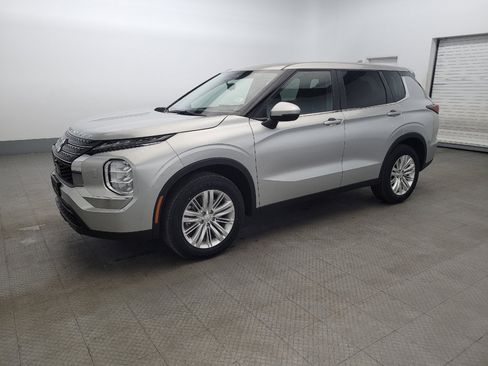 Used 2024 Mitsubishi Outlander ES image 2