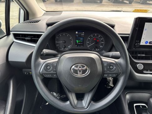 Used 2025 Toyota Corolla LE image 28