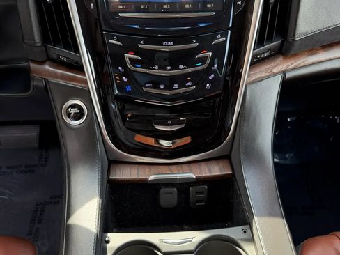 Used 2018 Cadillac Escalade ESV Luxury RWD image 15