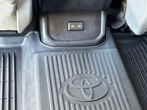 Used 2023 Toyota Highlander XLE image 17