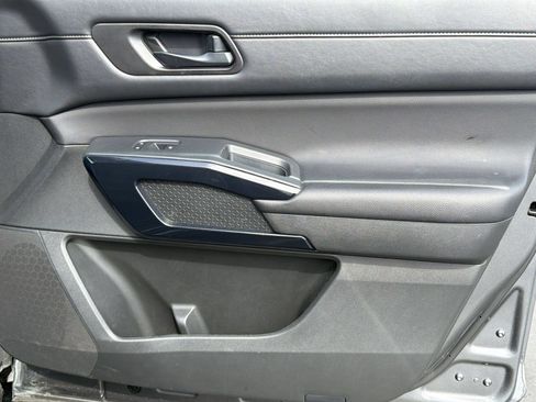 Used 2025 Nissan Pathfinder SV FWD image 33