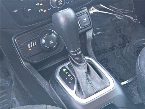Used 2018 Jeep Renegade Latitude AWD/4WD image 12