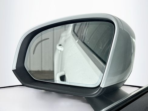 Used 2025 Volvo XC40 B5 Plus AWD/4WD image 16