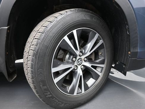 Used 2018 Toyota Highlander LE AWD/4WD image 38