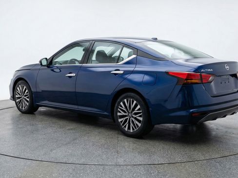 Used 2025 Nissan Altima 2.5 SV image 6