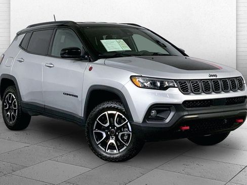 Used 2025 Jeep Compass Trailhawk AWD/4WD image 1