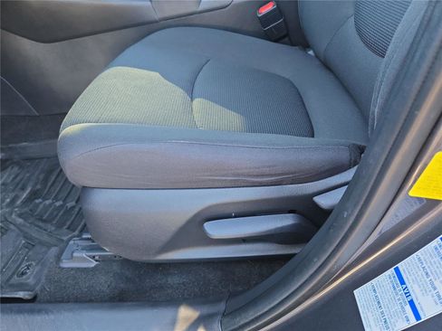 Used 2021 Toyota RAV4 LE AWD/4WD image 18