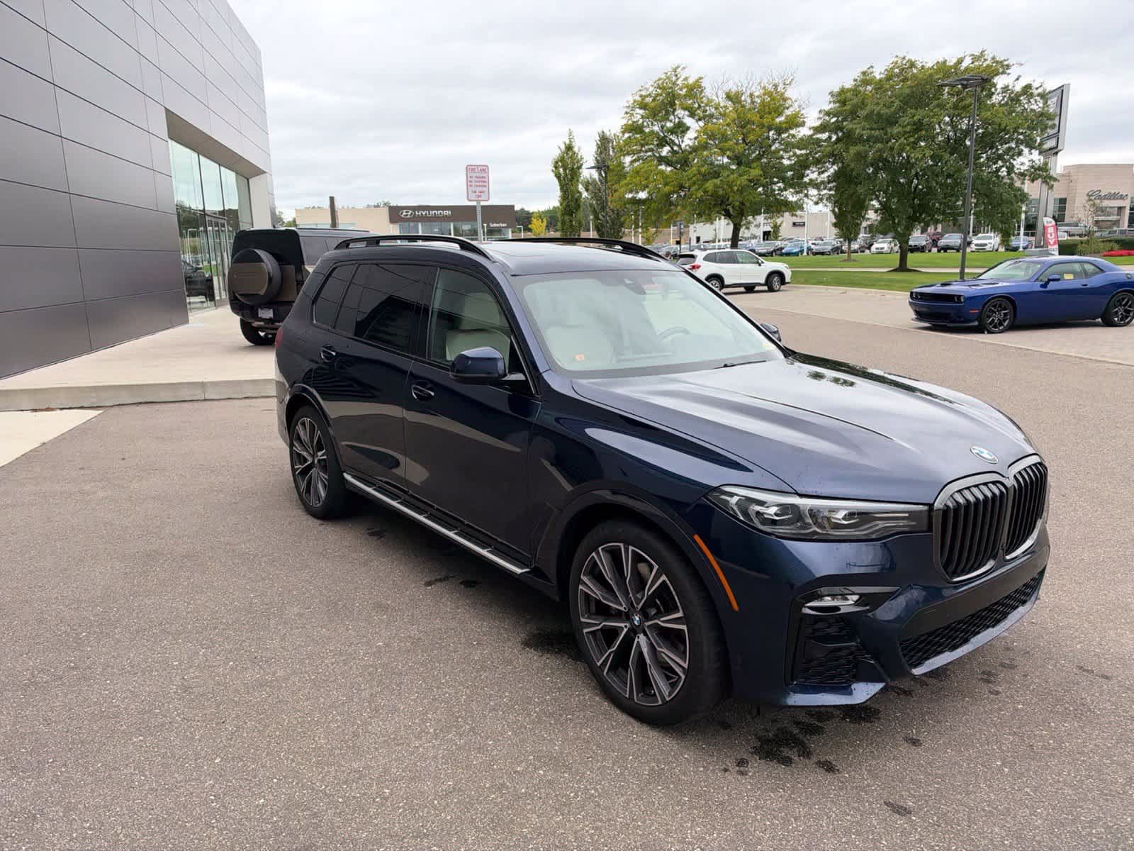 Used 2022 BMW X7 xDrive40i w/ M Sport Package AWD/4WD image 7