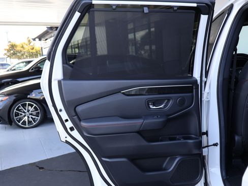 Used 2025 Honda Pilot Black Edition image 16
