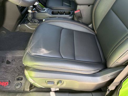 Used 2025 Jeep Gladiator Sport AWD/4WD image 19