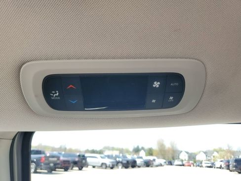 Used 2023 Chrysler Pacifica Touring-L FWD image 31