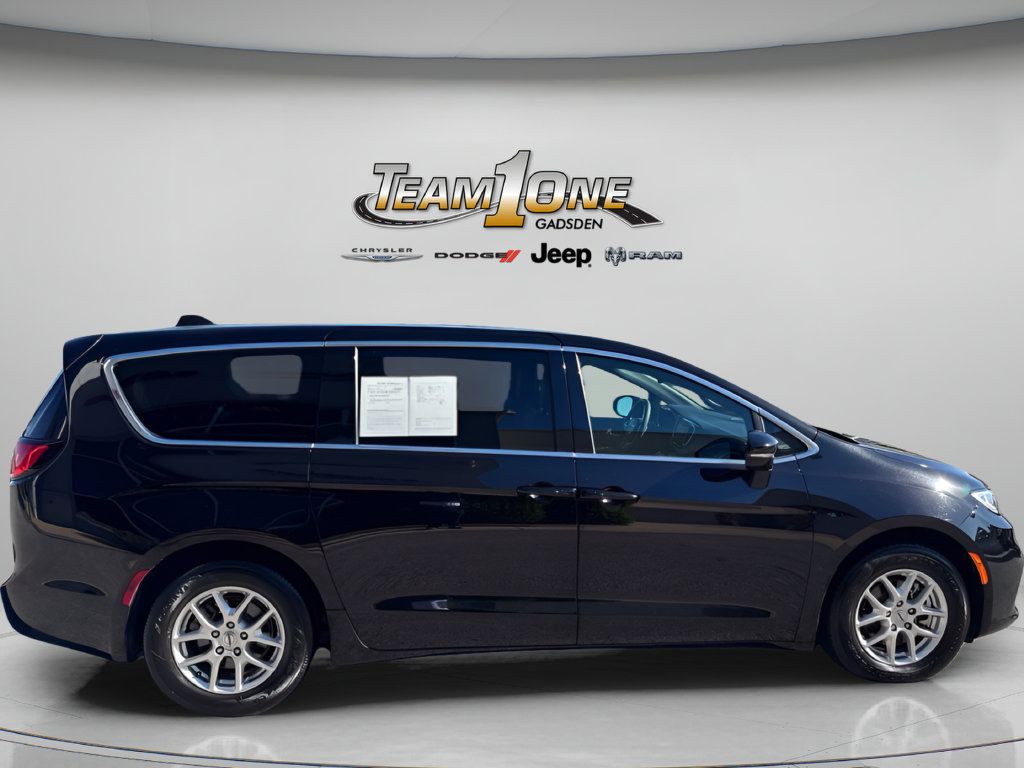Used 2025 Chrysler Pacifica Select FWD image 9