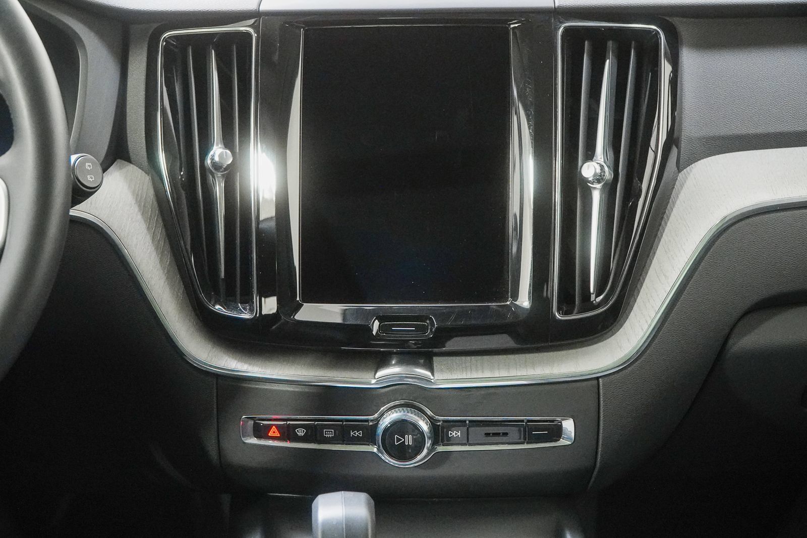 Used 2025 Volvo XC60 B5 Plus AWD/4WD image 26