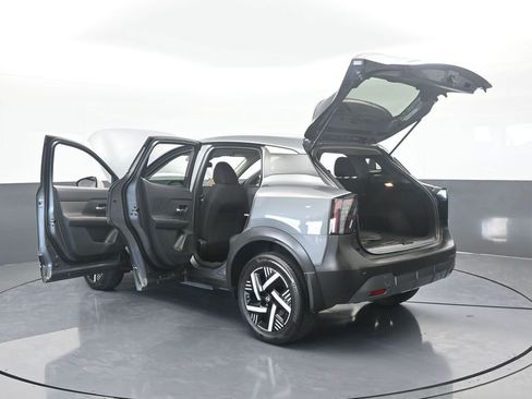 Used 2025 Nissan Kicks SV image 73