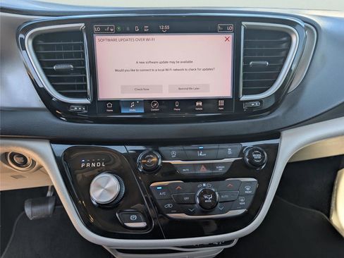 Used 2022 Chrysler Pacifica Touring-L image 16