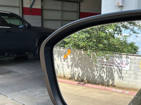 Used 2025 Nissan Pathfinder SV FWD image 21