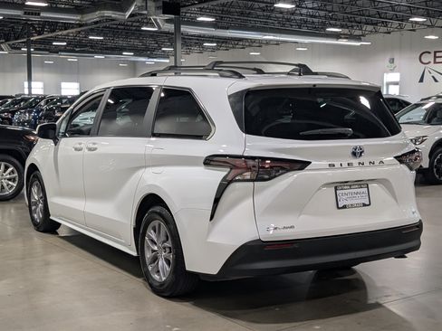 Used 2025 Toyota Sienna LE AWD/4WD image 5
