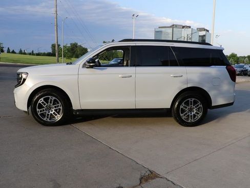 Used 2025 Ford Expedition Active AWD/4WD image 4