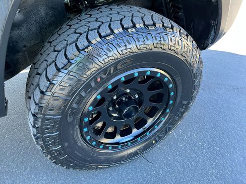 Used 2020 Toyota Tacoma TRD Off-Road w/ TRD Premium Off Road Package AWD/4WD image 13
