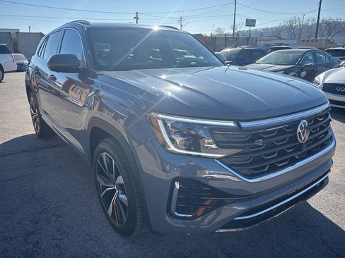 Used 2024 Volkswagen Atlas Cross Sport SEL Premium R-Line image 4