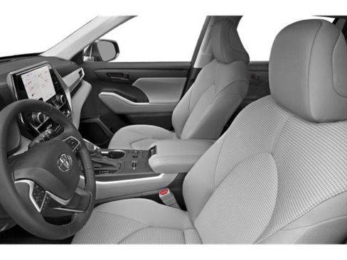 Used 2023 Toyota Highlander LE FWD image 9