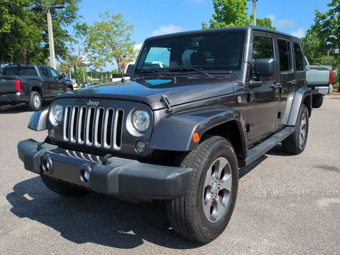 Used 2018 Jeep Wrangler Unlimited Sahara w/ Connectivity Group AWD/4WD image 2