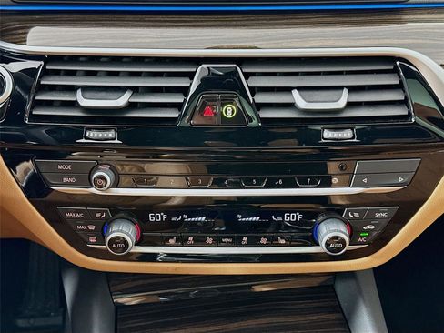 Used 2023 BMW 530e xDrive w/ Premium Package image 16