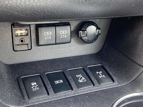 Used 2017 Toyota Highlander XLE w/ Carpet Mat Package AWD/4WD image 16
