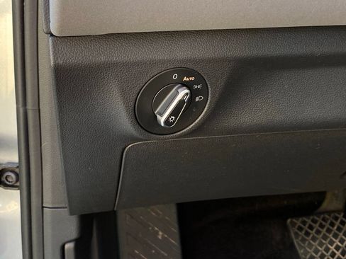 Used 2025 Volkswagen Jetta SE FWD image 12