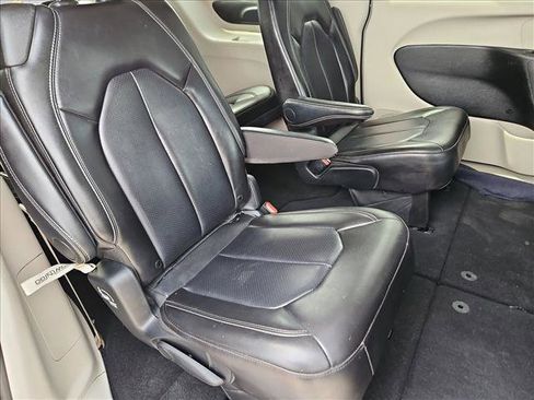 Used 2024 Chrysler Pacifica Touring-L image 19