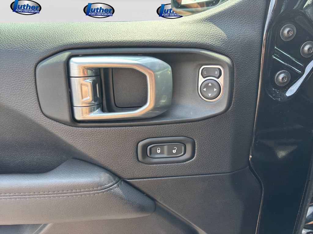 Used 2022 Jeep Wrangler Unlimited Sahara AWD/4WD image 12