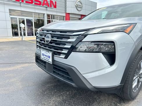 Used 2025 Nissan Rogue S AWD/4WD image 15