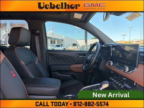 Used 2024 GMC Canyon AT4 w/ AT4 Premium Package AWD/4WD image 2