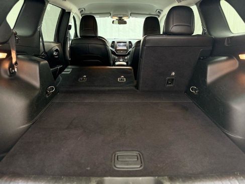 Used 2019 Jeep Cherokee Latitude Plus w/ Cold Weather Group image 21