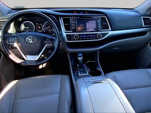 Used 2018 Toyota Highlander XLE w/ Carpet Mat Package (TMS) AWD/4WD image 16