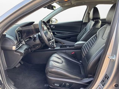 Used 2022 Hyundai Elantra Limited image 9