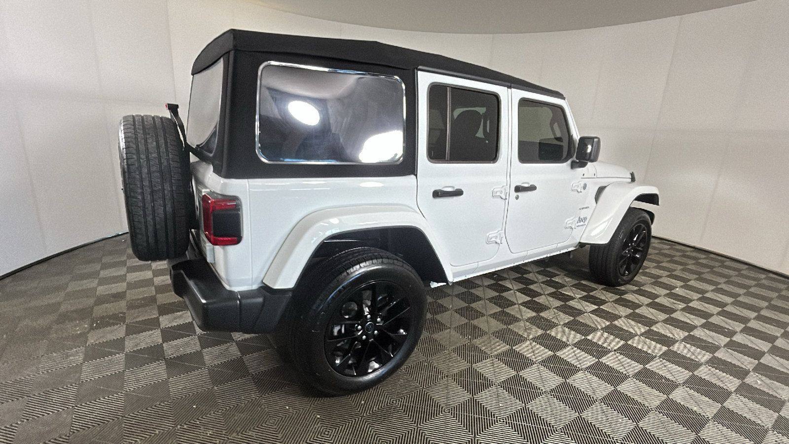 Used 2024 Jeep Wrangler Unlimited Sahara AWD/4WD image 3
