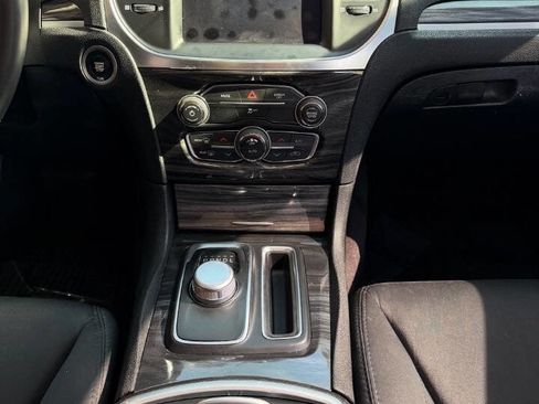 Used 2018 Chrysler 300 Touring w/ Chrome Appearance Package image 10