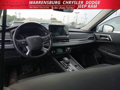Used 2023 Mitsubishi Outlander SE AWD/4WD image 17
