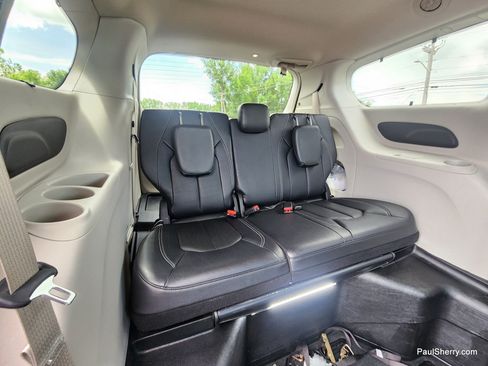 Used 2022 Chrysler Pacifica Touring-L FWD image 6