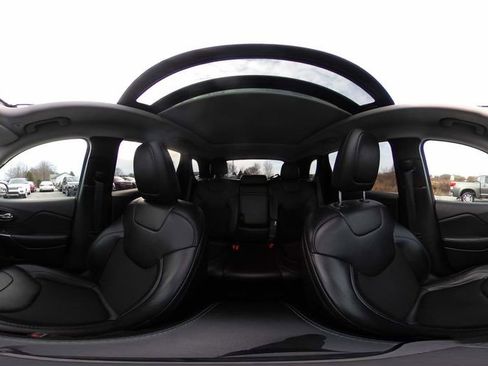 Used 2019 Jeep Cherokee Latitude Plus w/ Comfort/Convenience Group image 30