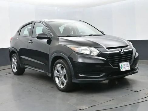 Used 2017 Honda HR-V LX image 2