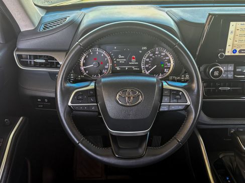 Used 2023 Toyota Highlander LE AWD/4WD image 31