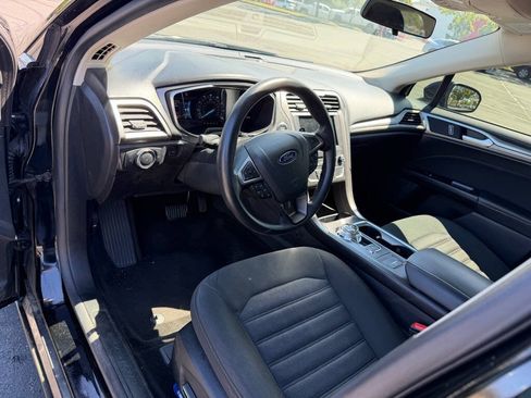 Used 2017 Ford Fusion SE w/ Fusion SE Technology Package FWD image 10