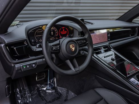 Used 2025 Porsche Panamera image 4