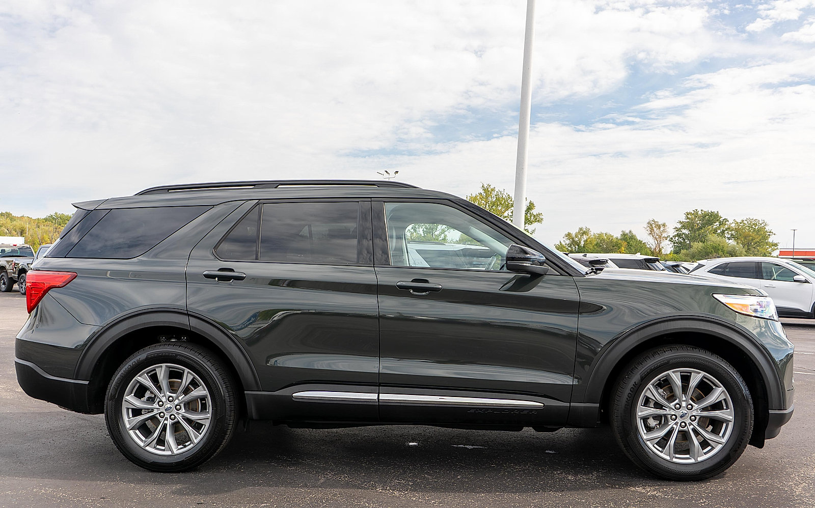 Used 2024 Ford Explorer XLT w/ Equipment Group 202A AWD/4WD image 5