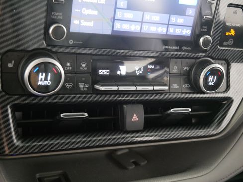 Used 2021 Toyota Highlander XLE image 23