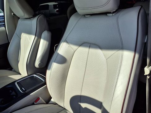 Used 2020 Chrysler Pacifica Limited image 7