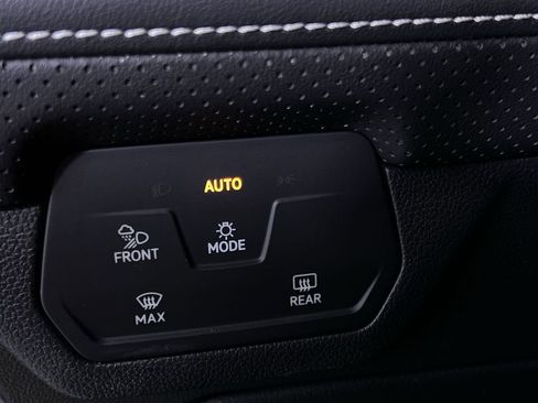 Used 2025 Volkswagen Atlas SE image 24