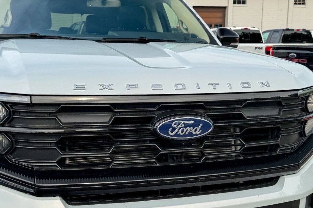 Used 2025 Ford Expedition Active AWD/4WD image 9